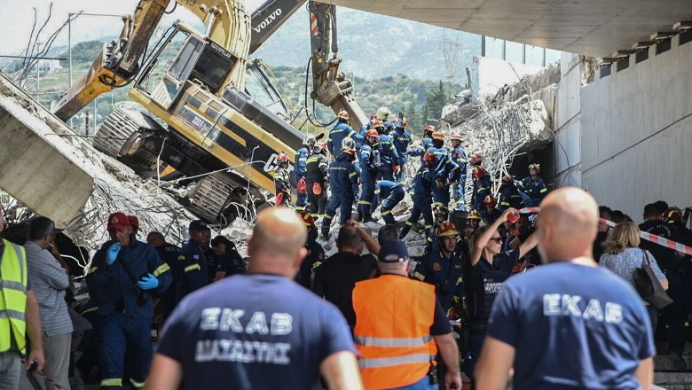 Shembja e urës në Patra të Greqisë, vijojnë kërkimet nën rrënoja! Bilanci deri tani: Një i vdekur, 14 të plagosur