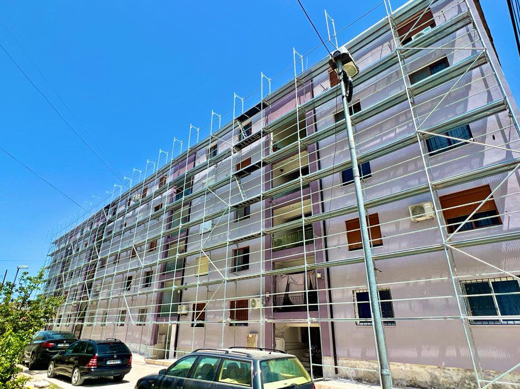 Balla: Vijon rehabilitimi i fasadave të pallateve në Lushnjë