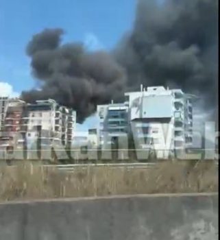 Shpërthen zjarri në hyrje të autostradës në Tiranë, një re e zezë tymi mbulon zonën 