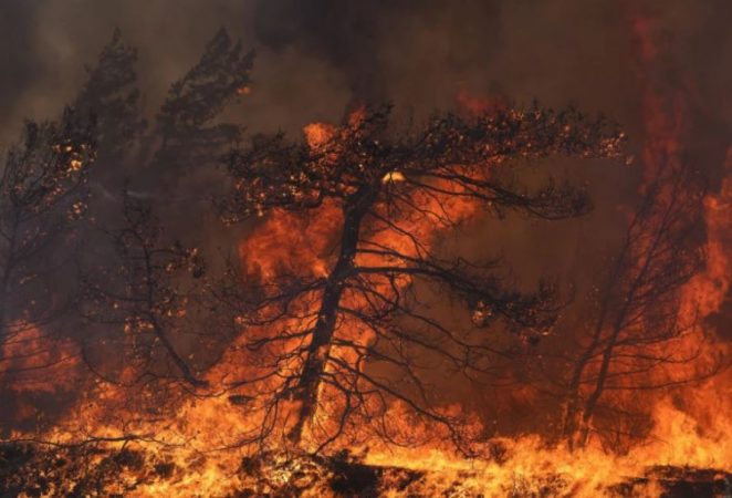 Zjarri në ishulli Kios përhapet në përmasa të mëdha, urdhërohet evakuimi i dy fshatrave