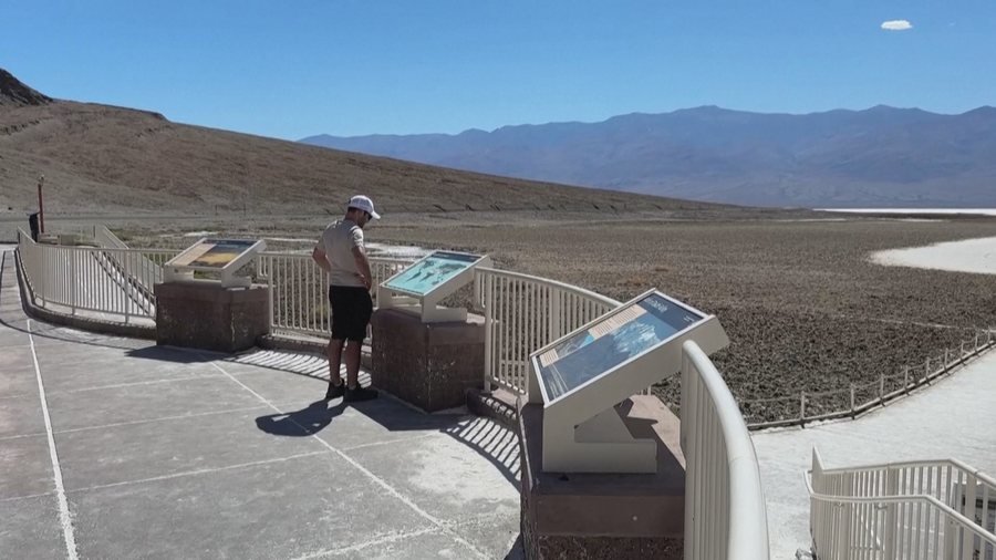 Një foto në Luginën e Vdekjes, temperaturat ekstreme në Kaliforni po ndryshojnë speciet bimore