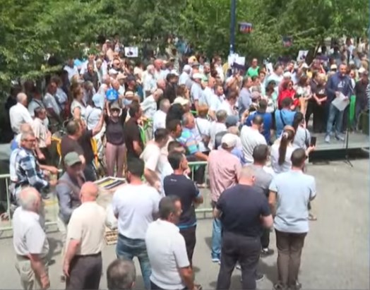Protestë e opozitës përpara bashkisë së Tiranës