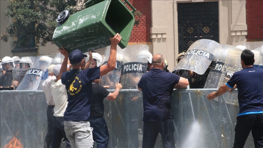 Vazhdojnë protestat me tensione para Bashkisë së Tiranës