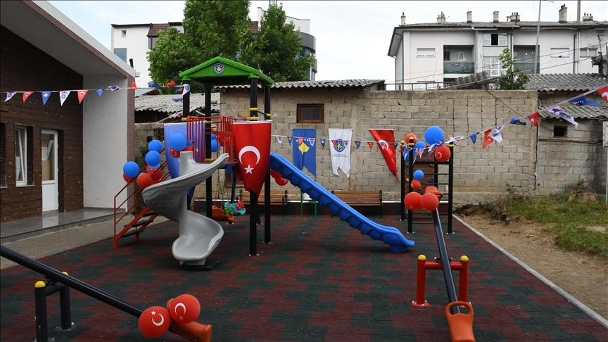 Ushtarët turq ngritën kënd lojërash për fëmijët e Kosovës