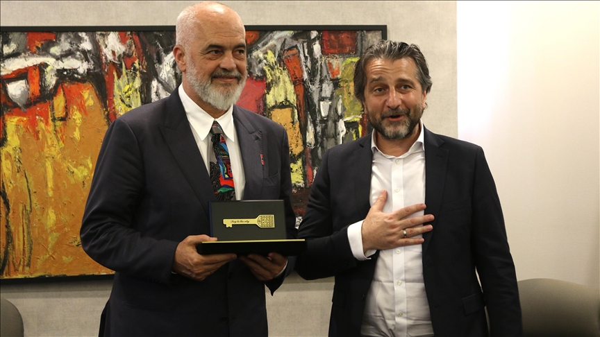 Kryeministrit shqiptar Edi Rama i jepet “Çelësi i Qytetit” të Prishtinës