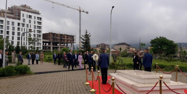 Autoritetet në Kosovë, homazhe te varri i Rugovës dhe Demaçit