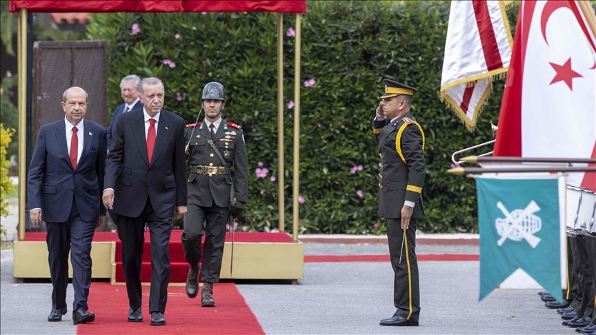 Erdoğan pritet me ceremoni zyrtare nga presidenti i Qipros Veriore