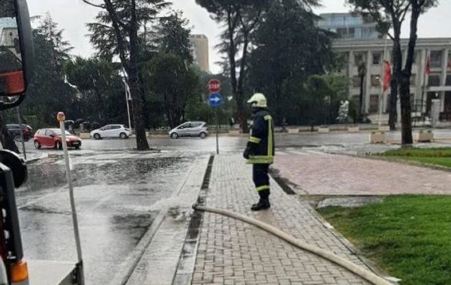 Tirana i rikthehet normalitetit pas shirave të rrëmbyeshëm, ekipet e Bashkisë në terren