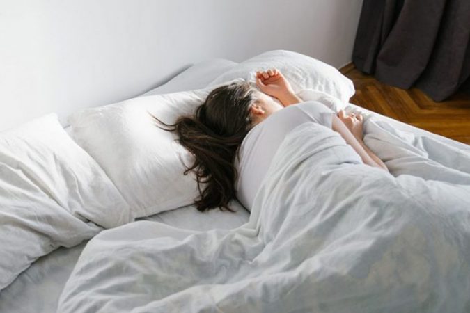 Ekspertët: Problemet me gjumin ju plakin, mësoni arsyet