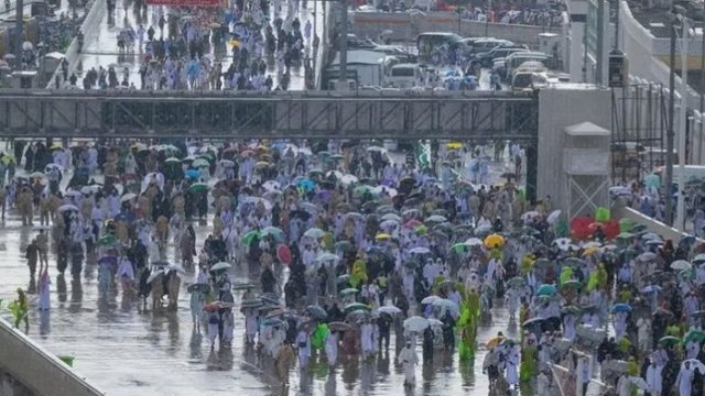 Pas vapës ekstreme, shiu 'freskon' pelegrinët myslimanë që po i kalojnë ditët e fundit të Haxhit