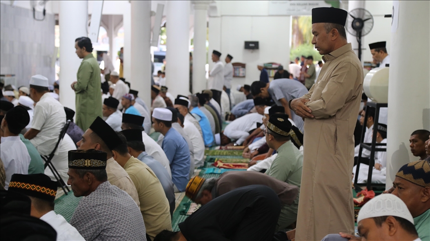 Indonezi, muslimanët dynden nëpër xhami për faljen e namazit të Bajramit