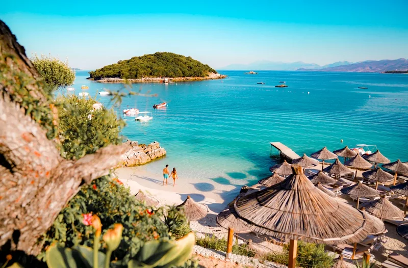 Media franceze “EnVols”: Zbuloni Ksamilin, plazhin më të bukur në Shqipëri