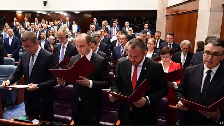 Maqedonia e Veriut me qeveri të re, kryeministri Hristijan Mickoski premton në parlament: Shteti në duart e qytetarëve
