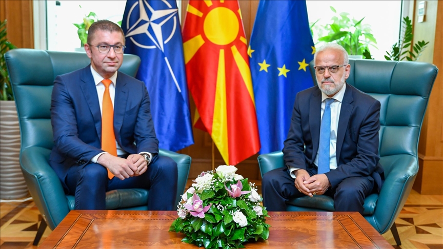 Kryeministri i ri i Maqedonisë së Veriut, Hristijan Mickoski, pranon detyrën nga Talat Xhaferi
