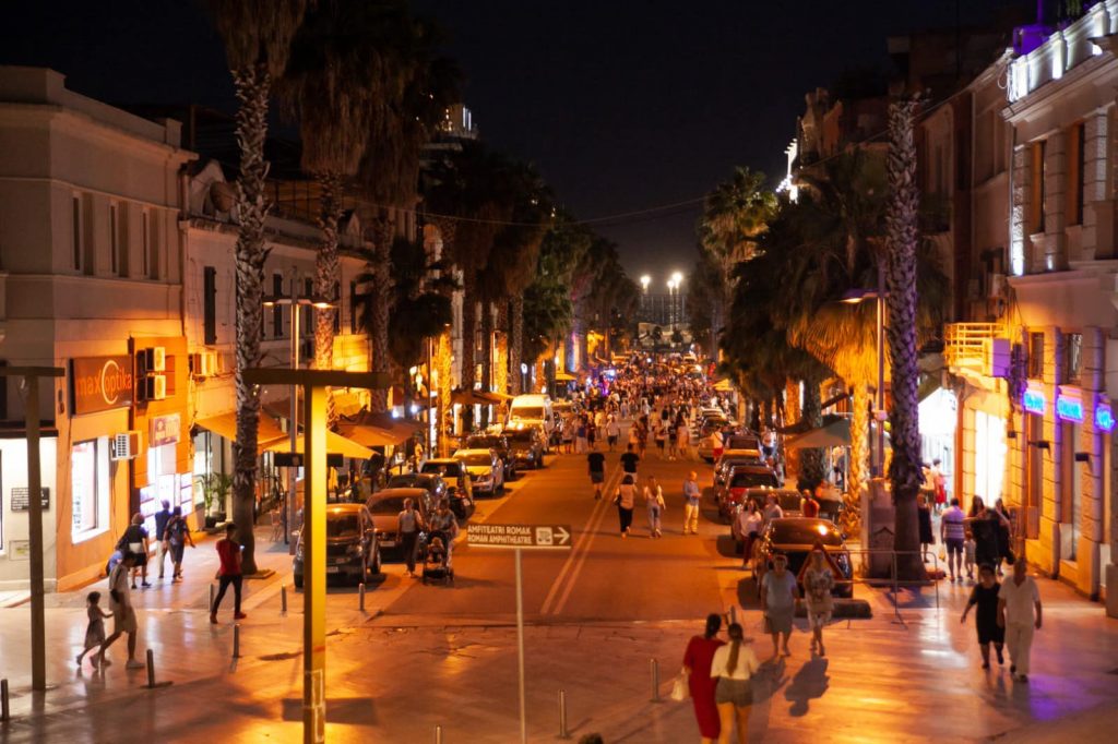 Durrës, bulevardi “Epidamn” kthehet në hapësirë për këmbësorët gjatë sezonit turistik