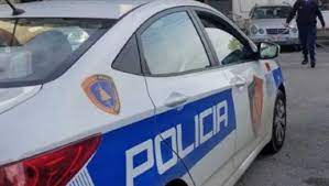Policia kontrollon dy të rinjtë në Durrës, iu gjetën kanabis dhe thikë
