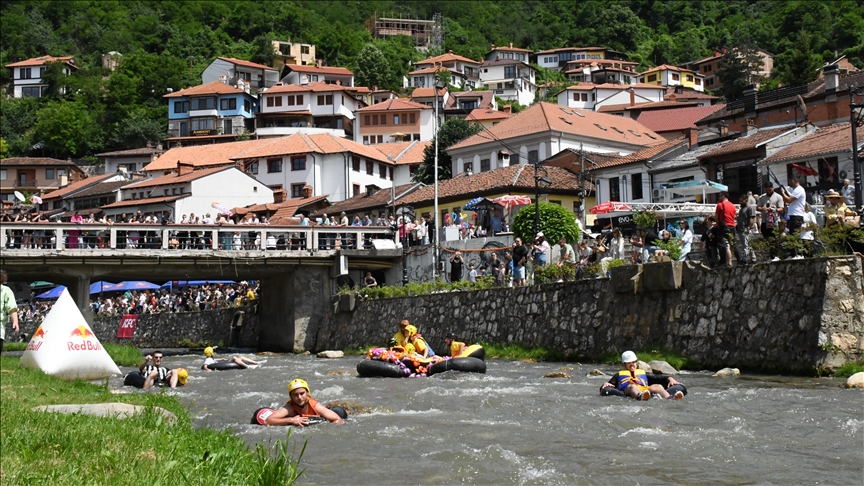 Prizren, mbahet gara e njohur e lëshimit me goma në lumë 