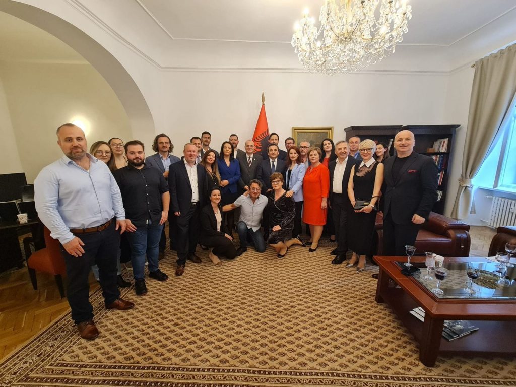 Hasani me përfaqësues të komunitetit shqiptar në Pragë: Nisma dhe projekte për kontributin në Shqipëri