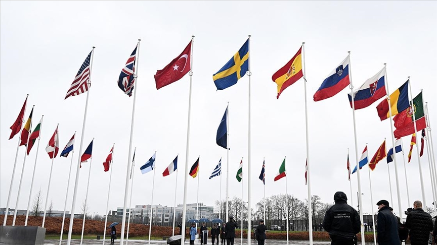 Flamuri i Suedisë ngrihet në selinë e NATO-s