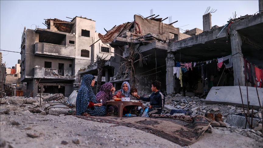 Banorët e Gazës çelin iftarin e parë në rrënojat e shtëpive të shkatërruara nga sulmet izraelit
