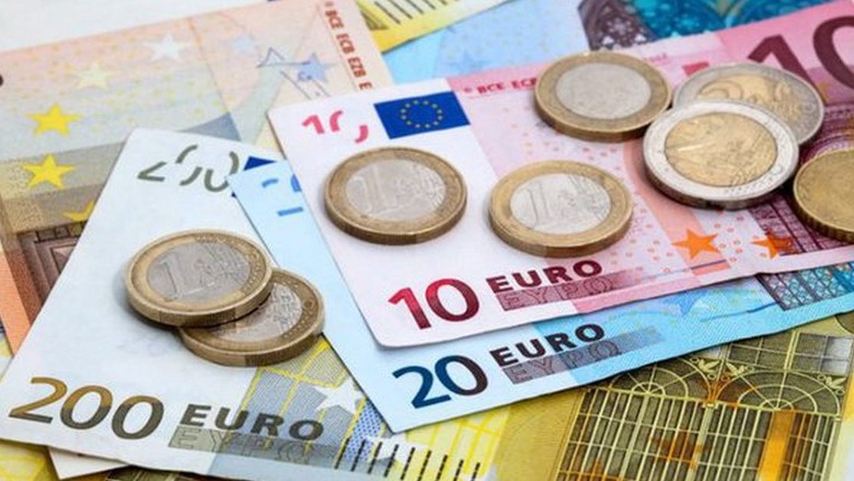 Euro bie poshtë 114 lekëve, prek nivelin më të ulët të vitit 2023