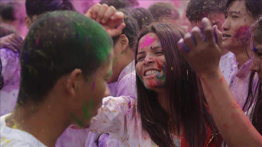 Qytetarët në Nepal me vallëzime shënojnë festën Holi, ardhjen e pranverës