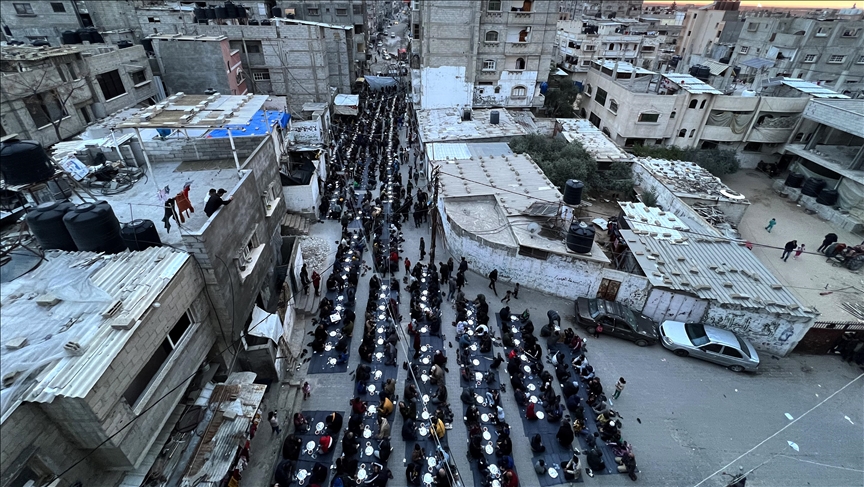 Pavarësisht luftës, qindra palestinezë u mblodhën për iftar në Rafah, në jug të Gazës