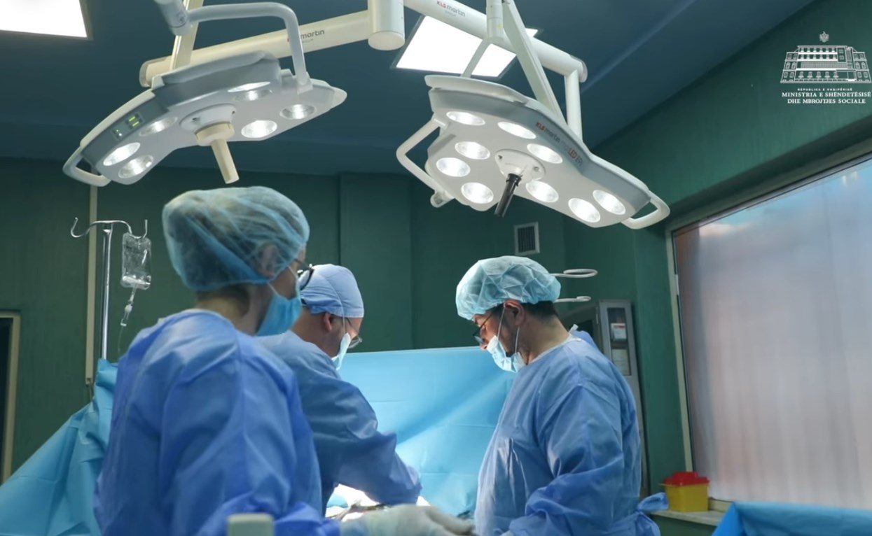 Realizohet me sukses ndërhyrja e vështirë nga ekipi i Kirurgjisë Torakale tek “Shefqet Ndroqi”
