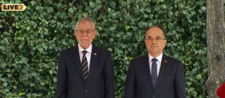 Presidenti austriak mbërrin në Tiranë, pritet nga Begaj me ceremoni