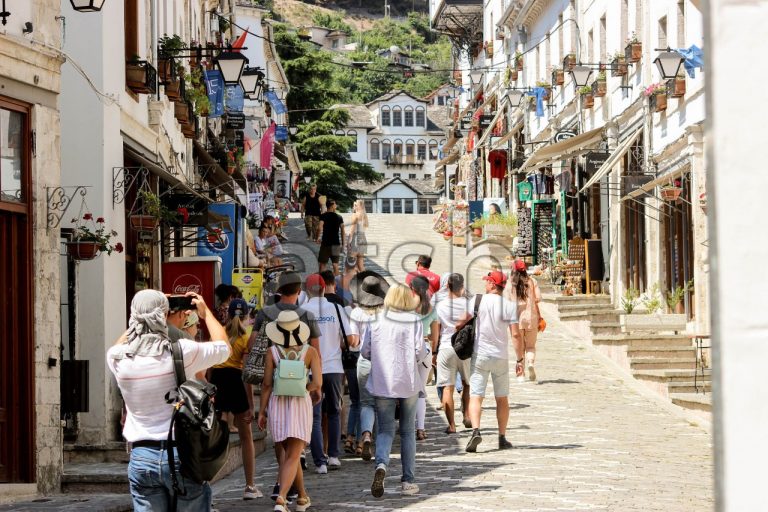 Të huajt shpenzuan për udhëtime në Shqipëri 2.8 miliardë euro