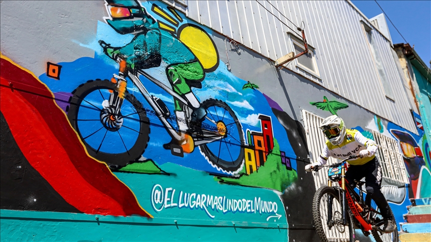 Kili, xhiro ekstreme me biçikletë nëpër rrugët e qytetit Valparaiso