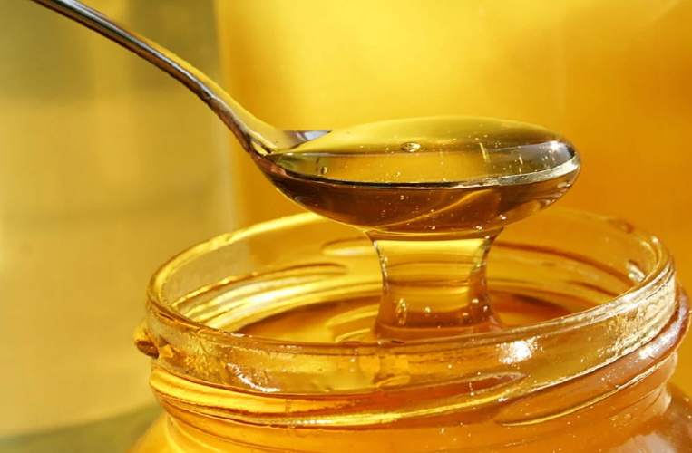 A munden diabetikët të hanë mjaltë, zbuloni si ndikon në organizëm