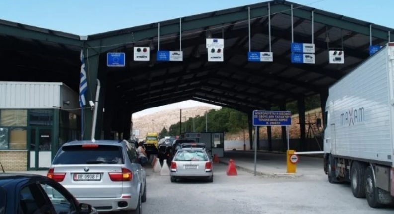 Ministria greke e Mbrojtjes: Nesër do ndalohen për disa orë hyrje-daljet me vendet kufitare