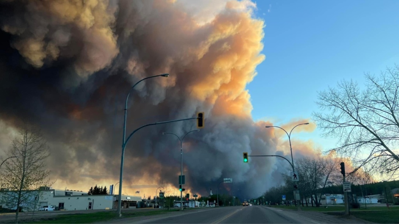 Kanada, mijëra të evakuuar për shkak të zjarreve, 25 mijë hektarë në flakë