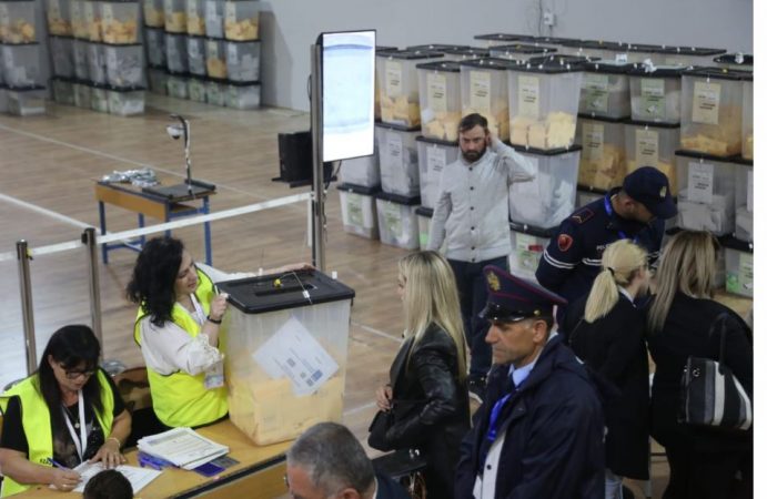 Numërohen 24 nga 40 kuti në Belsh/ Kandidati i “Bashkë Fitojmë” rikthehet në avantazh me 50 vota