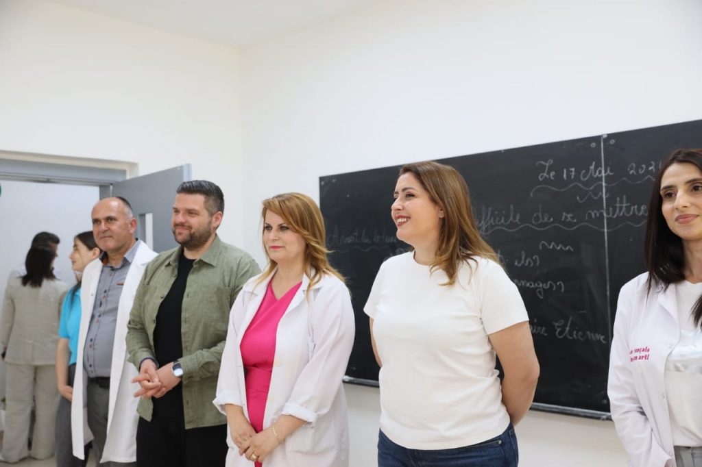 Manastirliu: Bursa të veçanta për studentët e mësuesisë dhe paga më të larta për mësuesit