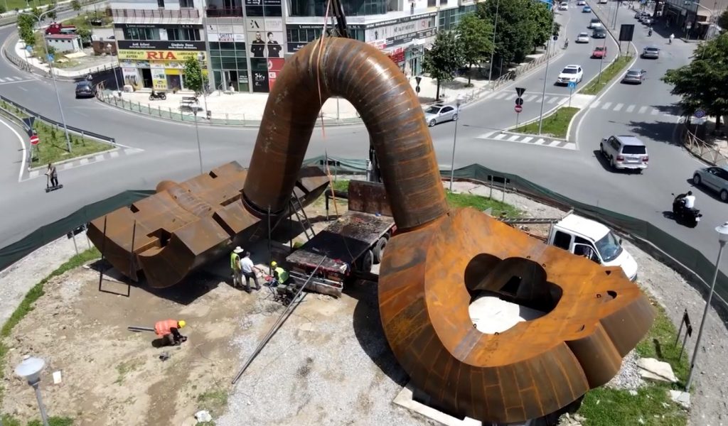Rama: Drejt përfundimit skulptura “The Albanian Key” në hyrje të Shkodrës
