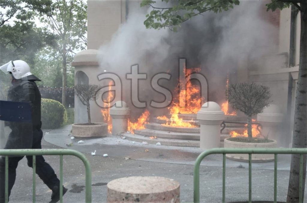 Policia masa për protestën e nesërme te bashkia e Tiranës: Distancohuni nga dhuna