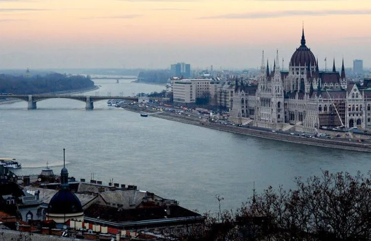 Fundoset varka në lumin Danub në Hungari, humbin jetën dy persona, zhduken pesë të tjerë