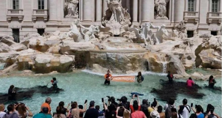 Protesta e ambientalistëve në Itali/ Uji i ‘Fontana di Trevi’ bëhet i zi