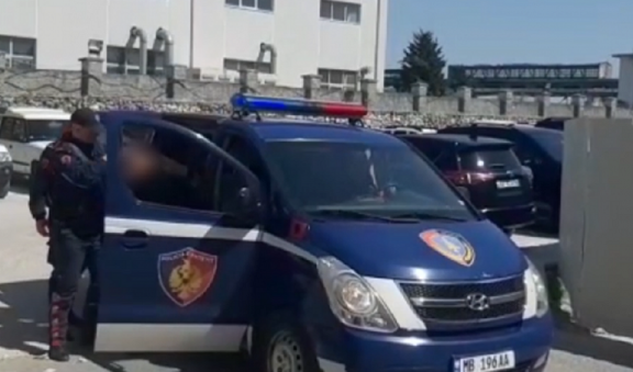 Humbi kontrollin e “Porsche-s”, duke lënë të plagosur dy persona, arrestohet 20-vjeçarja në Shkodër
