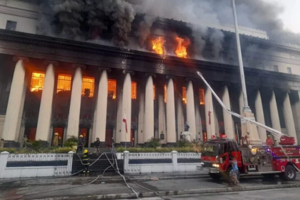 Zjarri përfshiu ndërtesën historike të postës në Filipine, raportohen 7 të plagosur