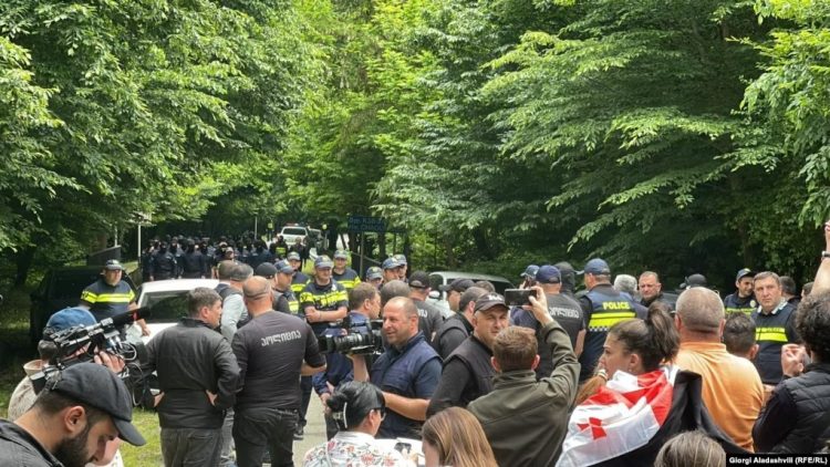 Aktivistët gjeorgjianë pengojnë dasmën ku mori pjesë vajza e Sergei Lavrovit