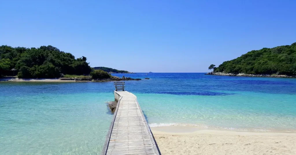 “Mirror”: Turistët dynden në Shqipëri – destinacionin me ujëra të pastra kristal dhe resorte mahnitëse