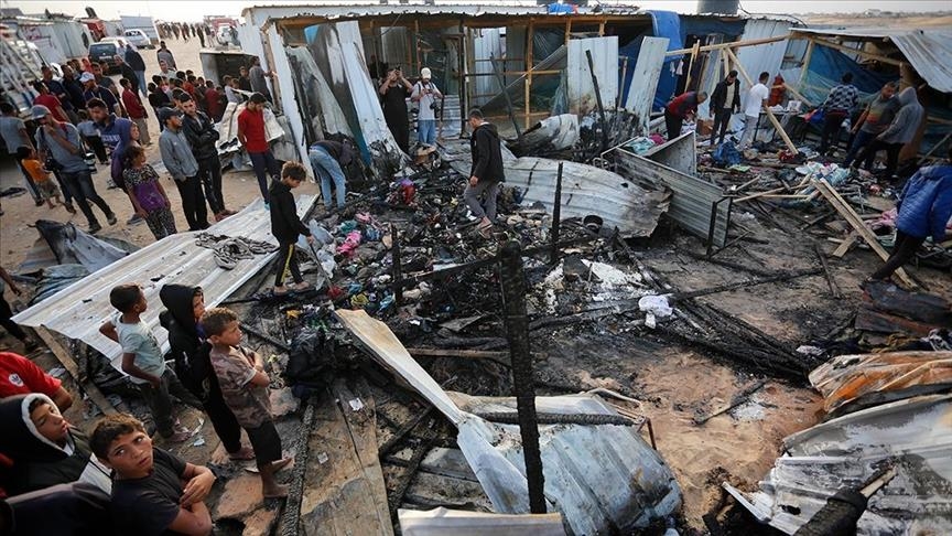 Izraeli bombardon kampin e palestinezëve të zhvendosur në Rafah, të paktën 40 vdekur