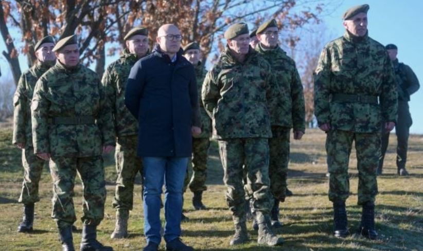 Ministri i Mbrojtjes së Serbisë: Deri në orën 14:00 do të përfundojë zhvendosja e njësive ushtarake në kufi me Kosovën, presim zgjidhje politike
