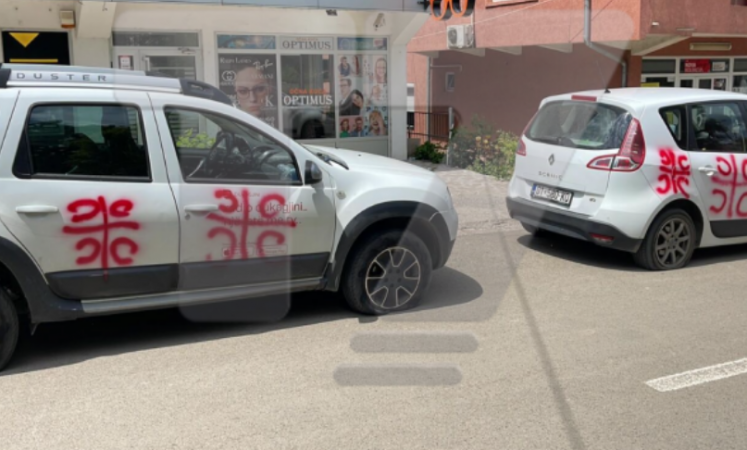 Sulmohen ekipet e gazetarëve në Leposaviq, u vizatohen simbole nacionaliste në makina