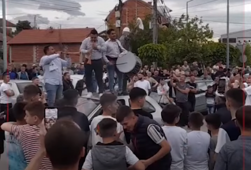 Me tupanë e cyrle, fitorja e Erdoganit festohet edhe në Kosovë e Maqedoni