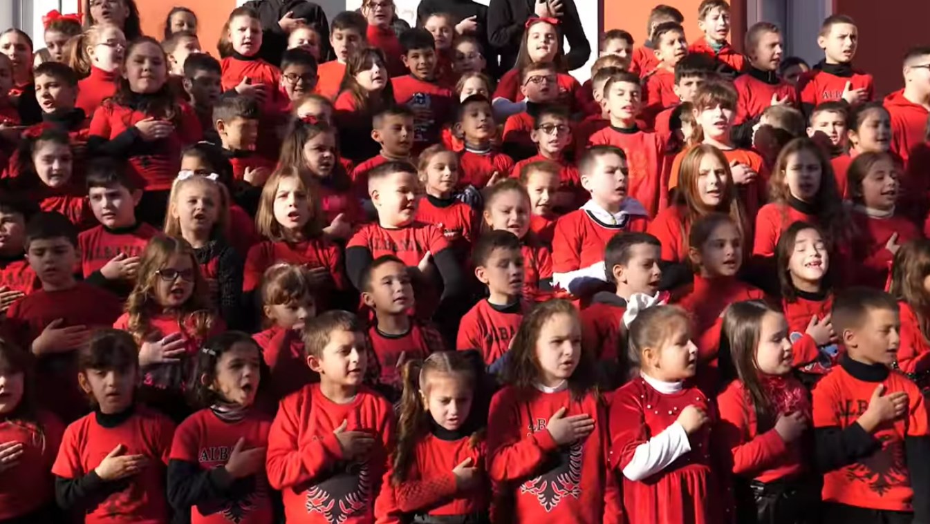 Kushi: Të kënduarit e himnit në shkolla, nxitje e krenarisë kombëtare