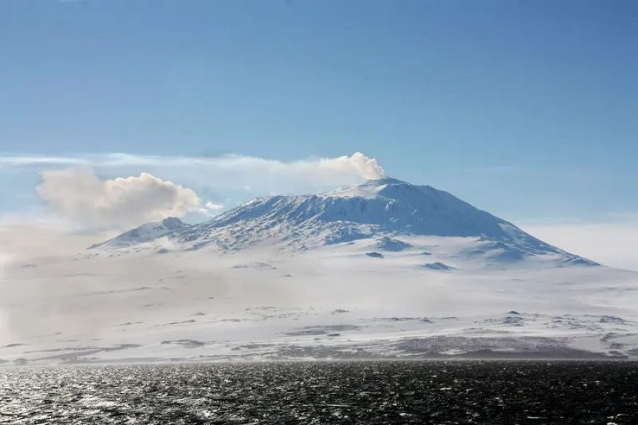 Vullkani aktiv në Antarktidë nxjerr kristale të vogla ari me vlerë 6000 dollarë në ditë